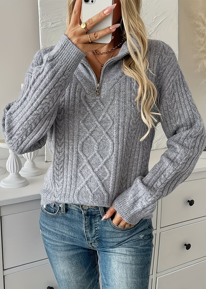 Klara | Strickpullover mit Zopfmuster und Zip-Kragen